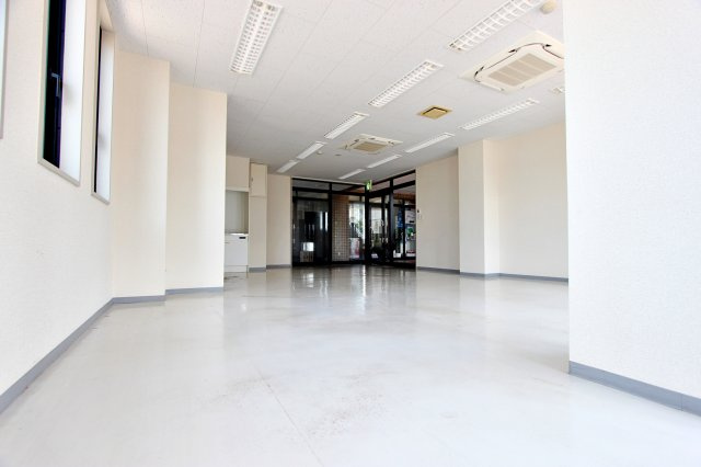 和田秋川ビルの内装|窓側から見た室内