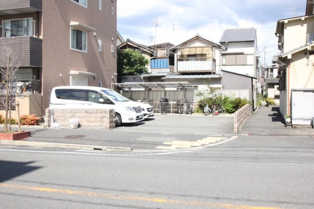 東大阪市小阪本町２丁目のアパートの駐車場