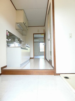 【展望】 | 玄関から室内への景観です！キッチンの奥に洋室6帖のお部屋があります♪