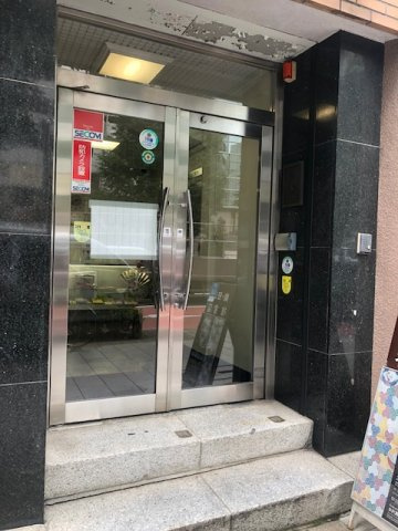 檜ビルのエントランス