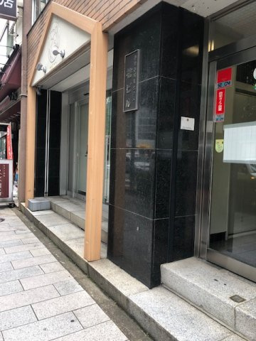 檜ビルのエントランス