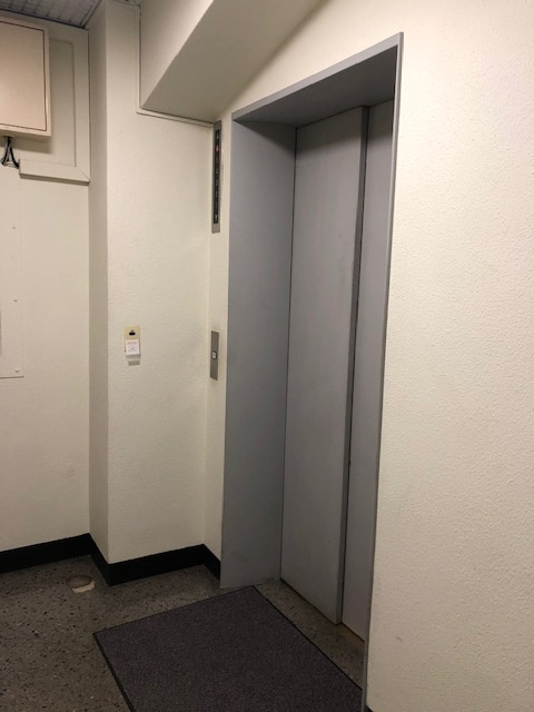 檜ビルのロビー