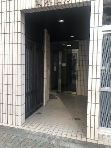 青木ビルのエントランス