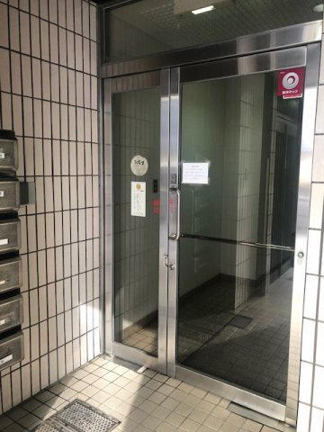 青木ビルのエントランス