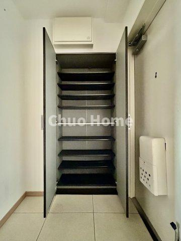 シュロス錦糸町の玄関|【玄関】玄関には大型のシューズクローゼットを設置しておりますのでいつでもスッキリりとした空間を保てます。玄関周りを清潔に使うのはとても大事なことですよね。