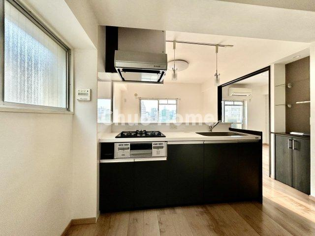 シュロス錦糸町のキッチン|ワイドで収納豊富なシステムキッチン