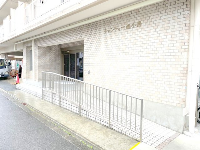 シャンティ森小路のエントランス|バリアフリー対応のエントランス。ベビーカーも楽ですね。