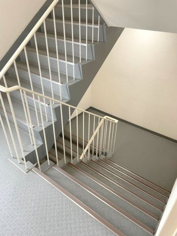 シャンティ森小路のその他共用部分|清掃が行き届いた階段部です。