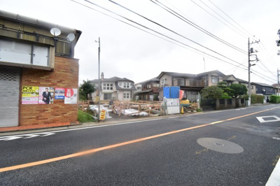 【前面道路含む現地写真】 | 立川市柴崎町　第11期　3号棟 | 前面道路公道７メートルあります。運転が苦手な奥様でも楽々駐車可能です。