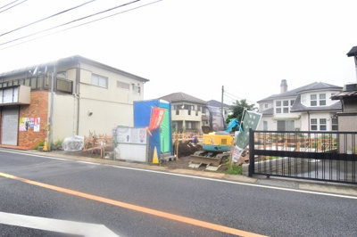 【前面道路含む現地写真】 | 立川市柴崎町　第11期　3号棟 | 前面道路公道７メートルあります。運転が苦手な奥様でも楽々駐車可能です。