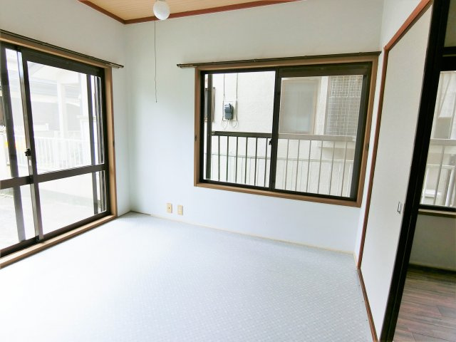 南横川ユングフラウの居間・リビング