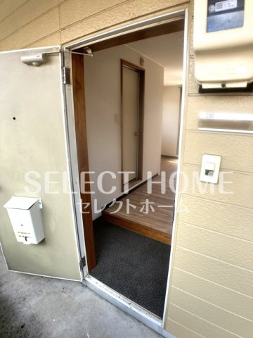 【玄関】 | ロイヤル城南 | 収納もある玄関です