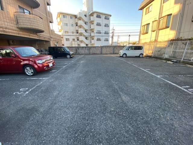 メゾンアザレアの駐車場
