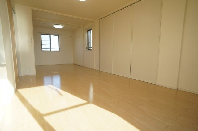 イーストソレイユ荻野Ⅰ・Ⅱの居間・リビング|参考、同建物・反転間取りの号室