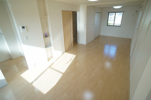 イーストソレイユ荻野Ⅰ・Ⅱの居間・リビング|参考、同建物・反転間取りの号室