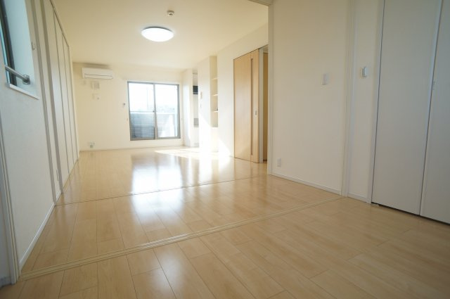 イーストソレイユ荻野Ⅰ・Ⅱの寝室|参考、同建物・反転間取りの号室