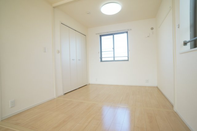 イーストソレイユ荻野Ⅰ・Ⅱの寝室|参考、同建物・反転間取りの号室