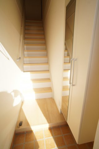 イーストソレイユ荻野Ⅰ・Ⅱの玄関|参考、同建物・反転間取りの号室