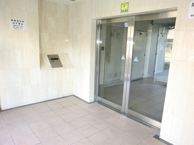 大阪市淀川区西三国４丁目の賃貸マンションのエントランス