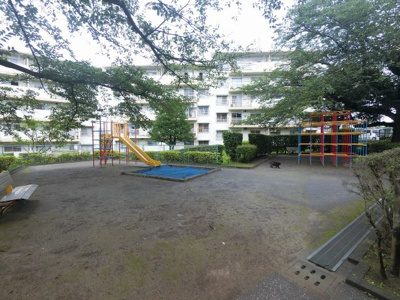 【周辺】 | 宮向団地３街区１号棟 | 公園です。