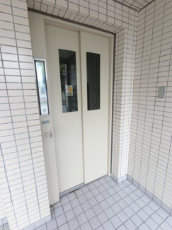 【その他共用部分】 | お買い物時やベビーカーの出し入れに便利なエレベーター付です。