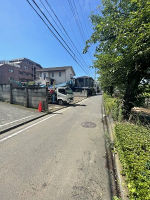 【前面道路含む現地写真】 | 仲介手数料無料　多摩市聖ヶ丘1丁目新築戸建て3棟　1号棟 | 前面道路含む現地写真です