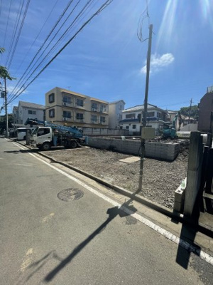 【前面道路含む現地写真】 | 仲介手数料無料　多摩市聖ヶ丘1丁目新築戸建て3棟　1号棟 | 前面道路含む現地写真です