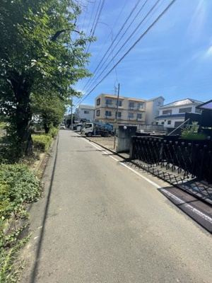 【前面道路含む現地写真】 | 仲介手数料無料　多摩市聖ヶ丘1丁目新築戸建て3棟　1号棟 | 前面道路含む現地写真です