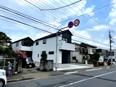 【前面道路含む現地写真】 | 仲介手数料無料　日野市多摩平3丁目新築戸建て3棟　1号棟 | 前面道路含む現地写真です