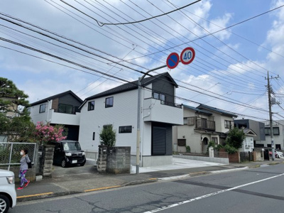 【前面道路含む現地写真】 | 仲介手数料無料　日野市多摩平3丁目新築戸建て3棟　3号棟 | 前面道路含む現地写真です