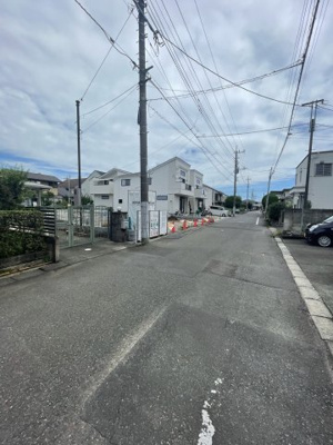【前面道路含む現地写真】 | 仲介手数料無料　日野市多摩平6丁目新築戸建て3棟　3号棟