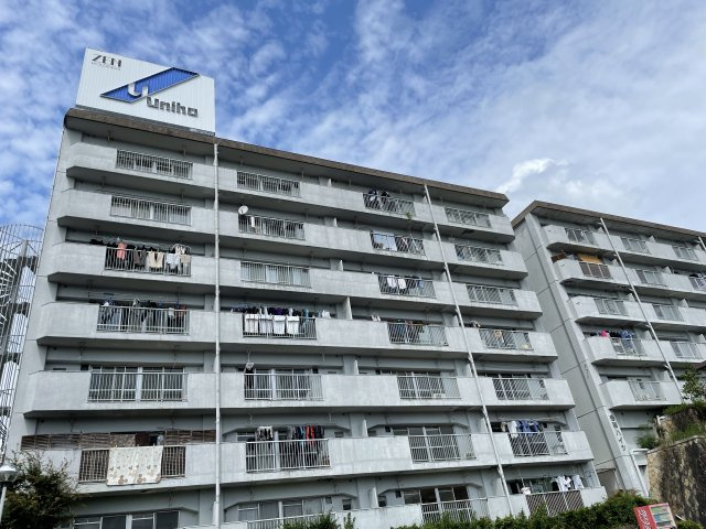 各務ハイツの外観|エレベーター付きの高台に位置するマンションです