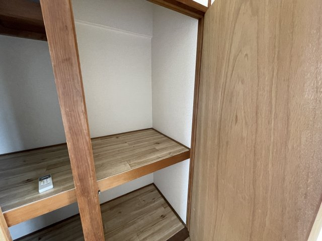 各務ハイツの収納|南側洋室収納②