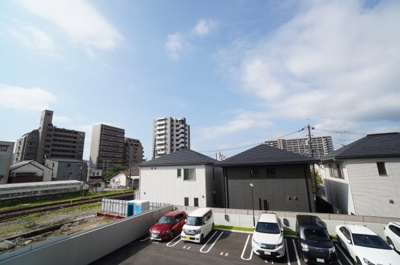 【展望】 | サーパス祇園ゲートレジデンス（新築未入居） | 【眺望】
建物の前は、敷地内駐車場と、
その向こうに見えるのは街区の整備された
新築が並ぶ街並み。2Fですが、かなり開けた
眺望があり、空が青く広く見えますね！