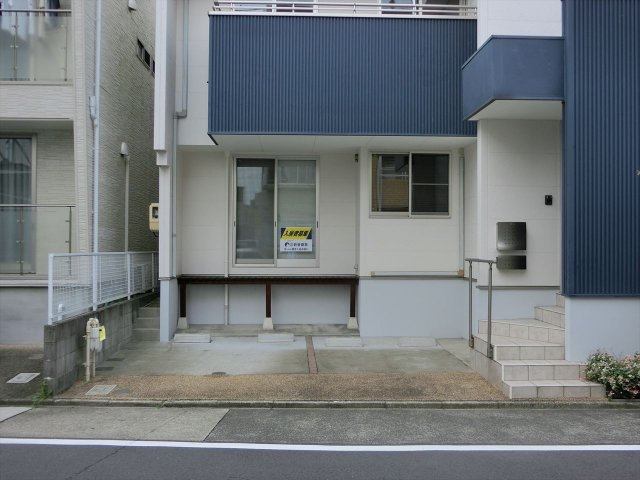 釜塚町貸家の駐車場|釜塚町貸家