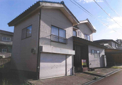 【駐車場】 | 雁子浜貸家 | 車庫があります。※シャッターは閉まりません。