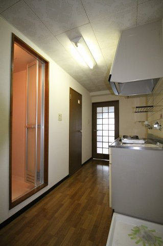 あいらんど花繰　Ａ（マンスリー）の玄関|収納もある玄関です