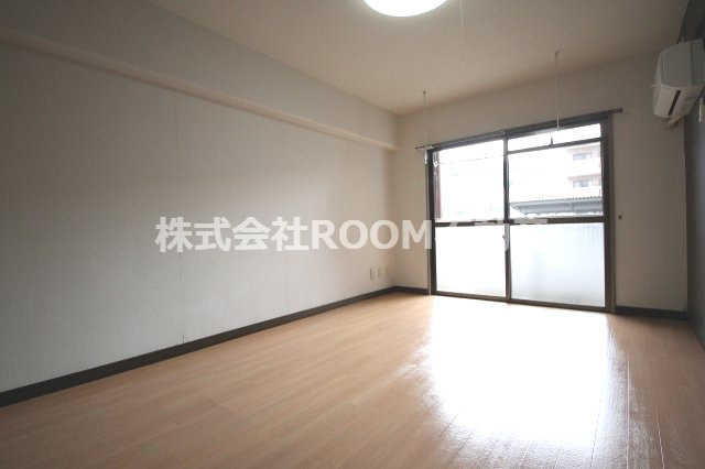 メゾンパークインの居間・リビング|こちらのリビングで趣味の時間をお楽しみください