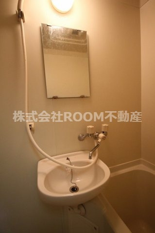 メゾンパークインの洗面所|明るい洗面所です