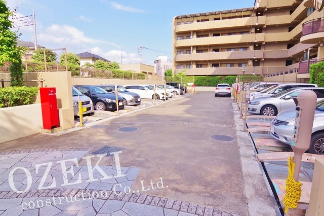 レクセルプラッツアせんげん台壱番館の駐車場