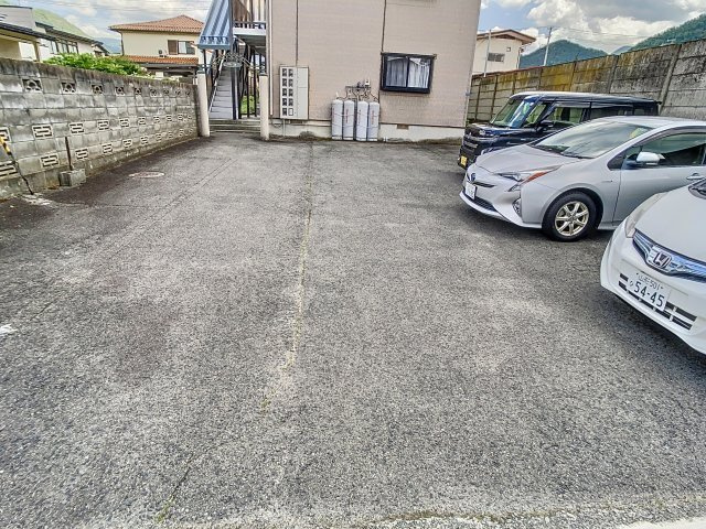 ラヴィ21の駐車場