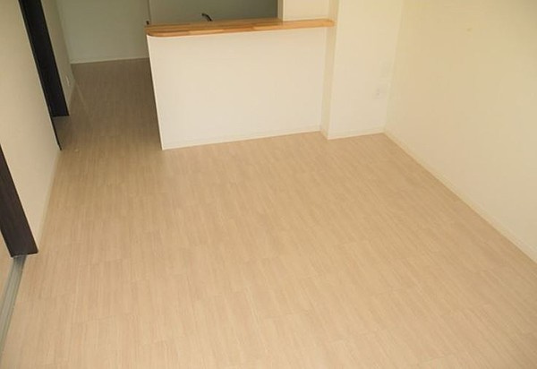 ティアラ【キャッシュバック対象物件】の居間・リビング|こちらの居間で趣味の時間をお楽しみください