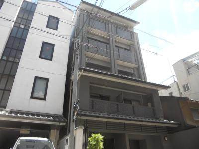 プレゼンス堀川のエントランス