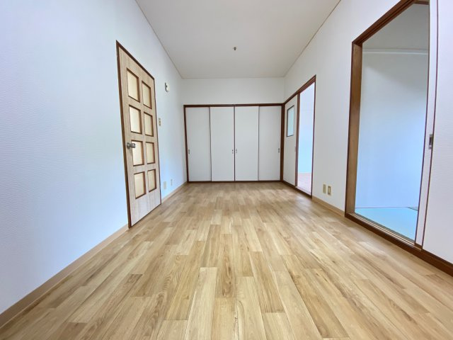 ロイヤルハイツの居間・リビング