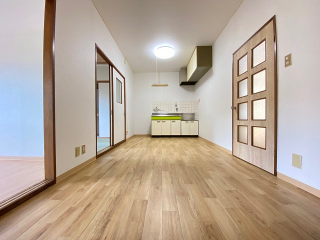 ロイヤルハイツの居間・リビング