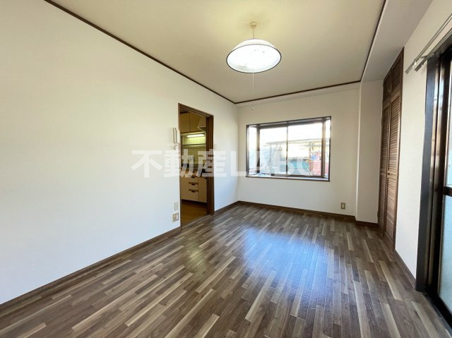 リバーヒル三軒家西の洋室