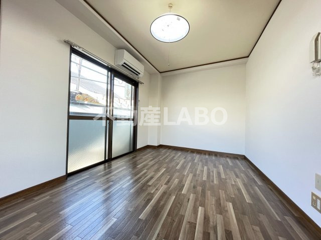 リバーヒル三軒家西の洋室