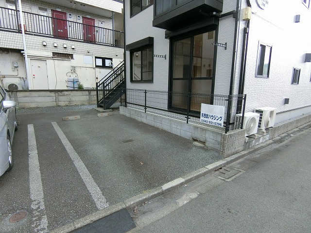 シャトル一番町2号館の駐車場