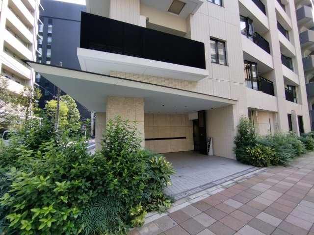 Brillia THE RESIDENCE TOKYO YAESU AVENUEのエントランス|エントランス前　昼①