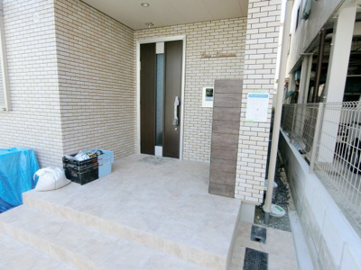 【エントランス】 | CasaKamisawa | 建物の内部です